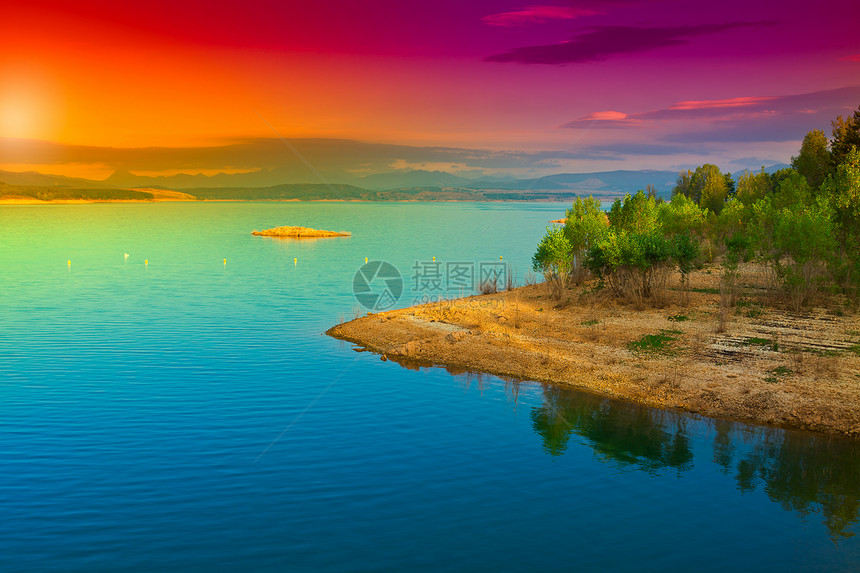 西班牙山湖上的日落图片