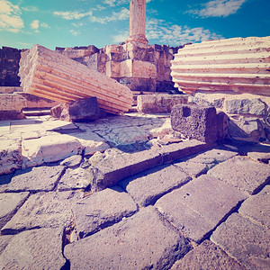 谢恩在地震中倒塌的古代贝谢山废墟Instagram效应背景