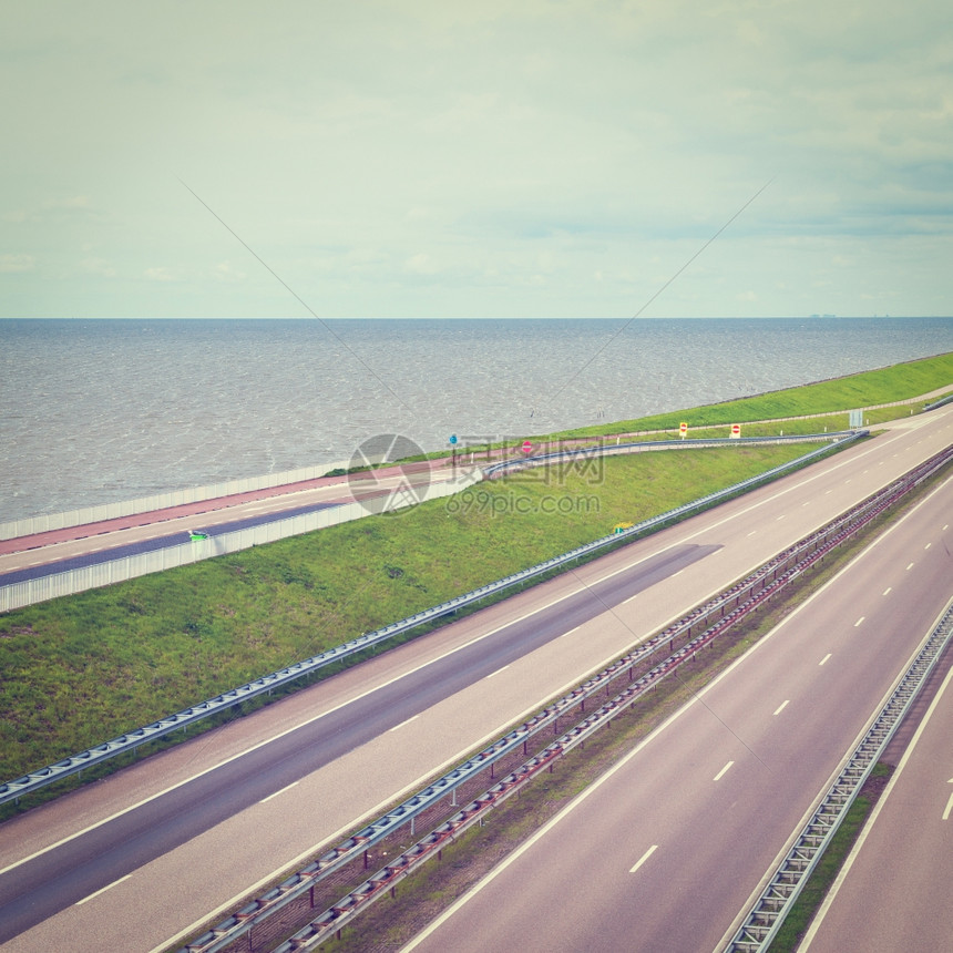 荷兰保护大坝上的现代公路回溯效应图片