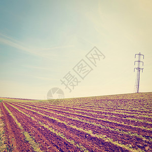 高压电功率线穿过以色列耕地Instagram效应图片