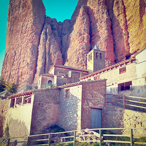 比利牛斯山岩脚上的西班牙中世纪RetroFeffect图片