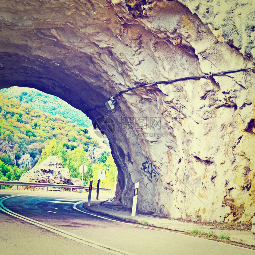 西班牙坎塔布里安山Paved路隧道RetroFeffect图片