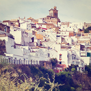 西班牙白人中世纪城在山丘回溯效应图片