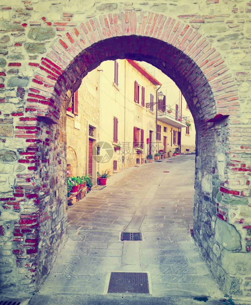 意大利城旧楼的窄巷图片
