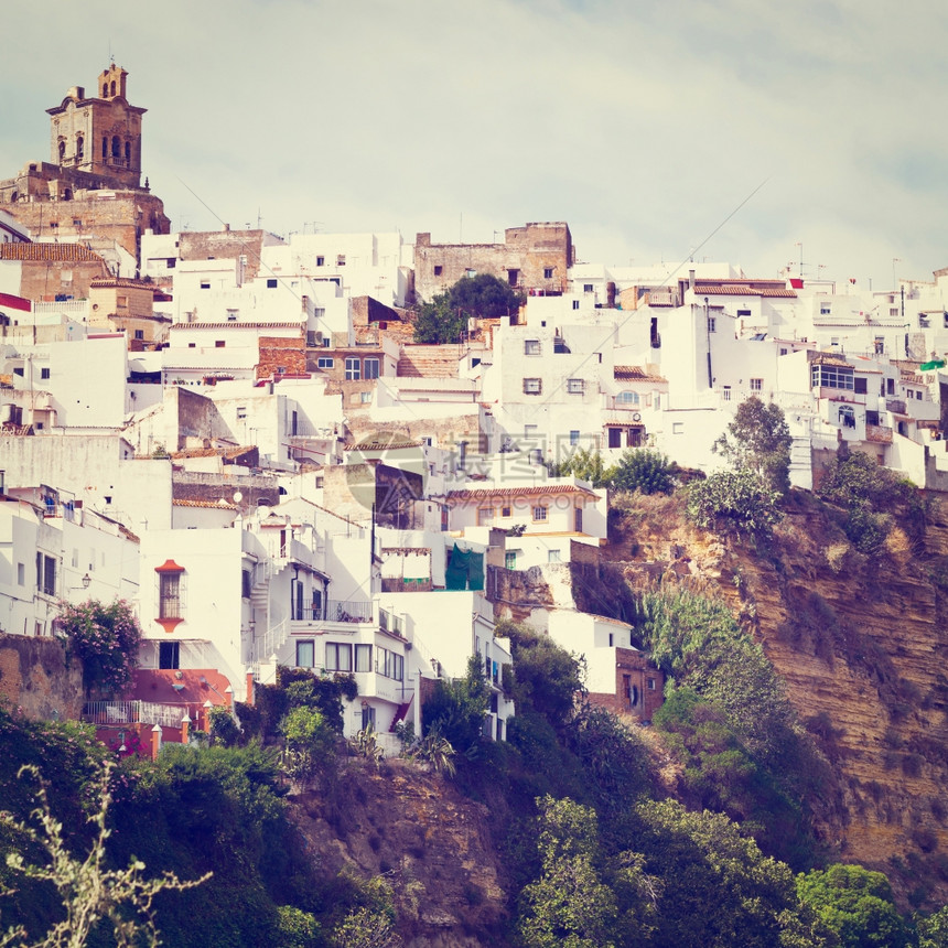 西班牙白人中世纪城在山丘回溯效应图片