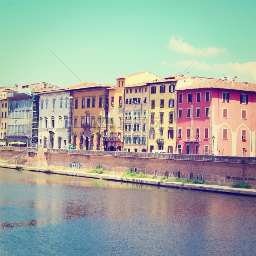 意大利比萨市Arno河堤岸回溯效应图片