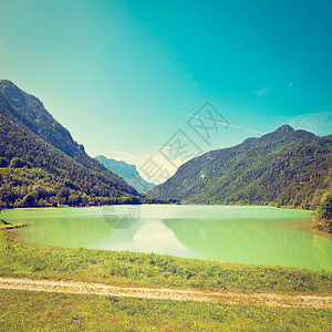 巴伐利亚阿尔卑斯山的萨拉谢湖回溯效应图片