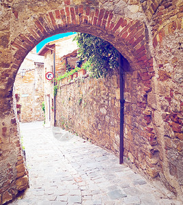 意大利塞托纳市与旧楼宇的窄壁回流效应图片