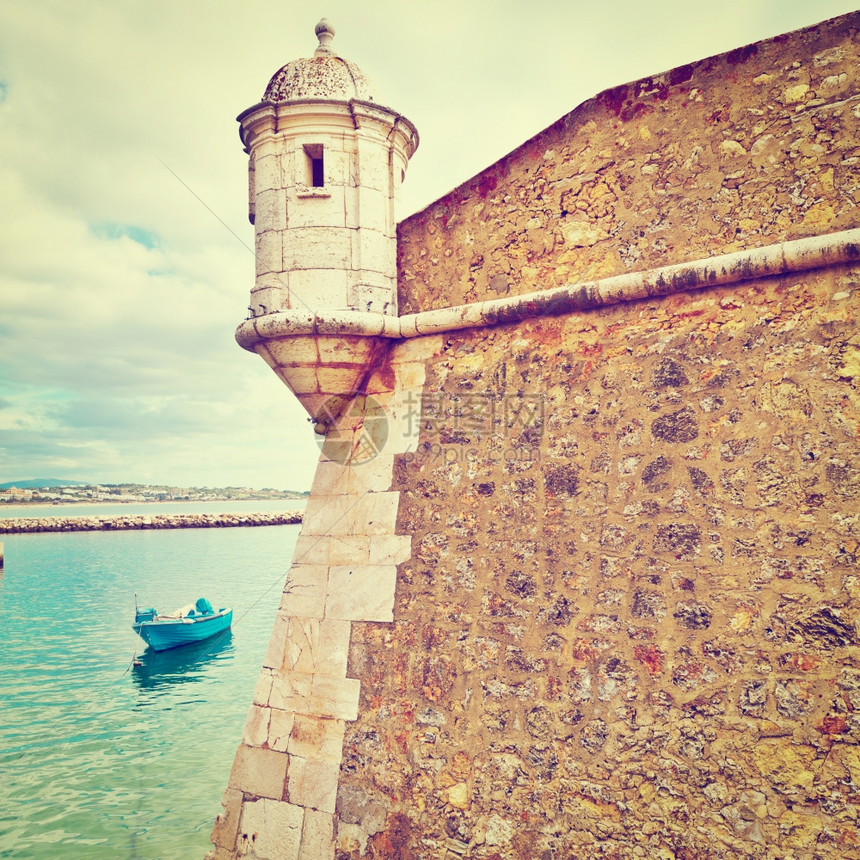 在葡萄牙大西洋海岸一个宁静港的船上Instagram效应图片