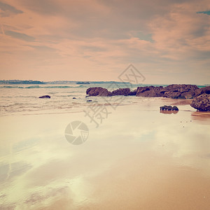 西班牙大洋海岸缩进的线和潮波Instagram效应图片