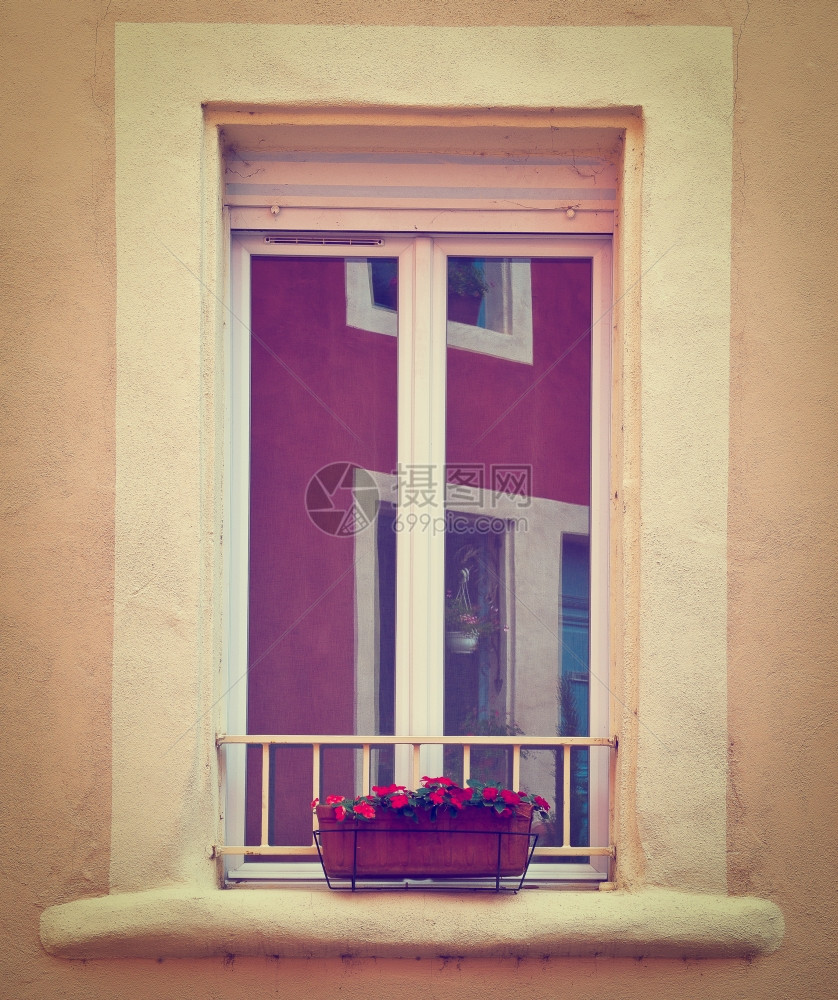 装饰有鲜花的法国窗口Instagram效果图片