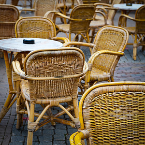 街道咖啡厅的威克椅子和餐桌Instagram效应图片