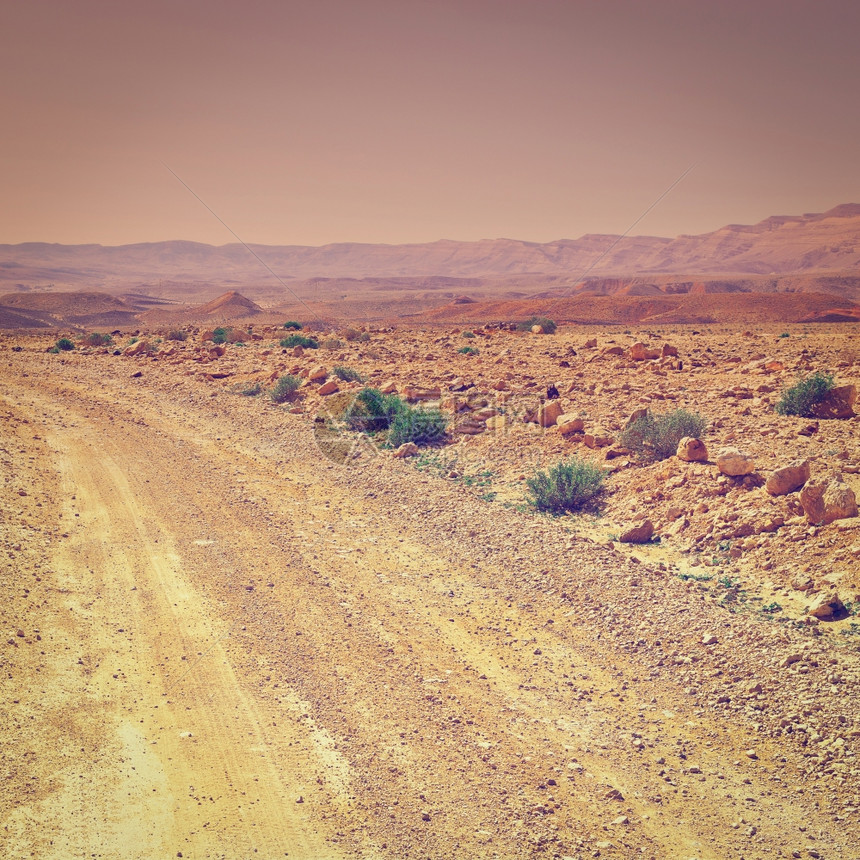 以色列内盖夫沙漠泥土路日落Instagram效应图片