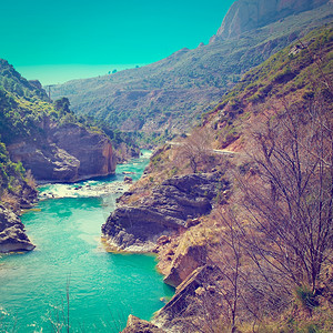 阿拉贡河在比利牛斯山脉普尔的快速流动Instagram效应图片