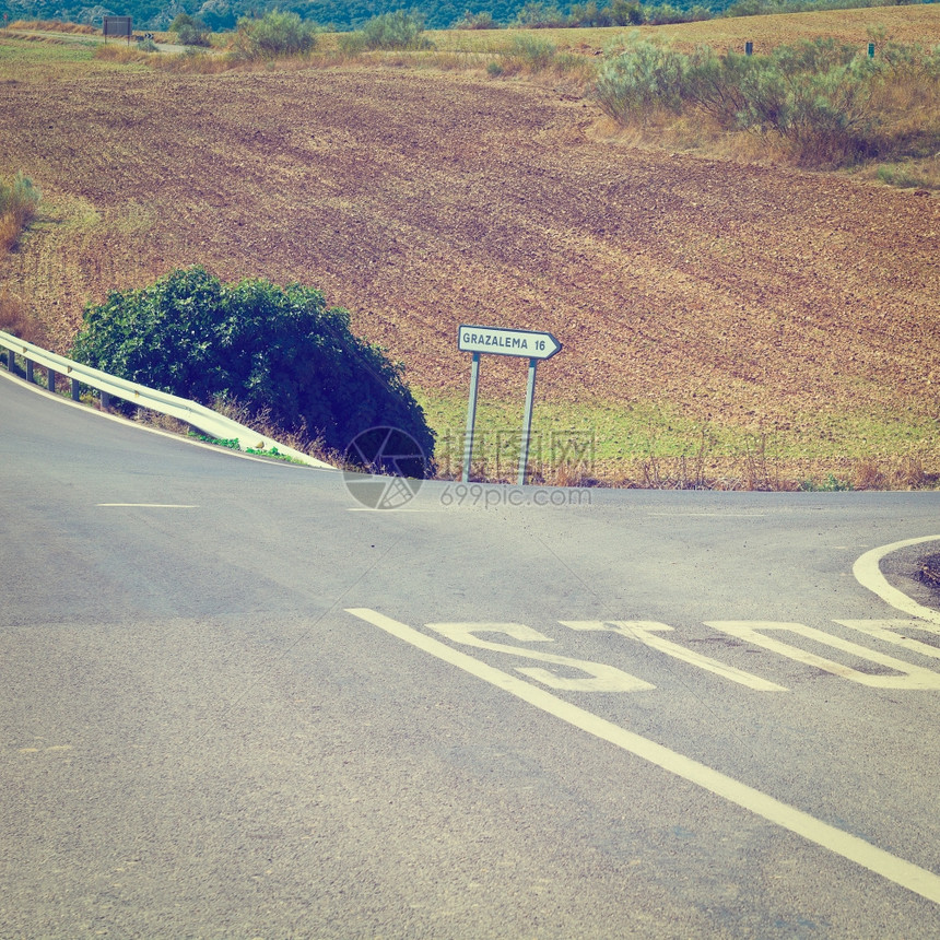西班牙秋季田地之间的轴十字路口Instagram效应图片
