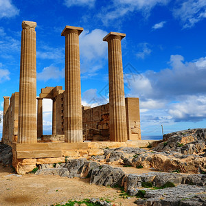 希腊罗兹岛海滩上的古老寺庙图片