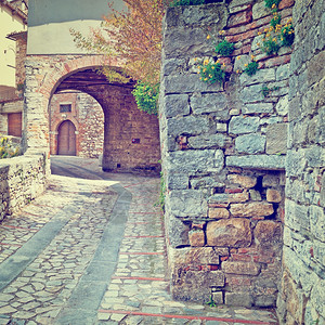 意大利托迪市与旧楼宇的窄巷Instagram效应图片