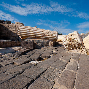 谢恩地震期间倒塌的古代贝谢山废墟背景