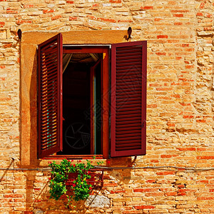 都市化意大利窗口装有开放木制百叶窗装饰有新鲜花Instagram效应背景
