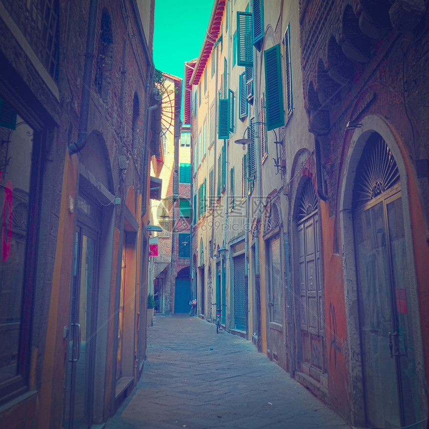 意大利卢卡市与旧楼宇的窄巷Instagram效应图片