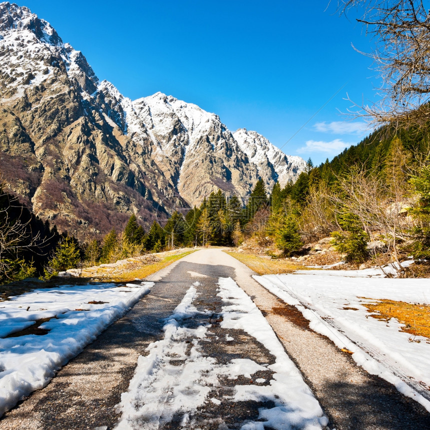 意大利阿尔卑斯山路上的融雪图片