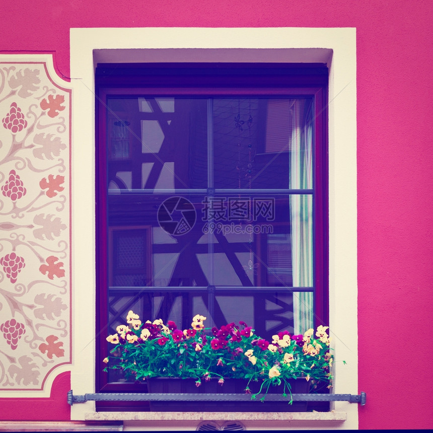 以鲜花装饰的巴伐利亚窗口Instagram效果图片