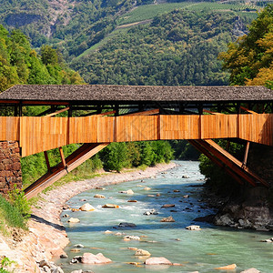 意大利阿尔卑斯山脚上的阿迪德河伍桥图片