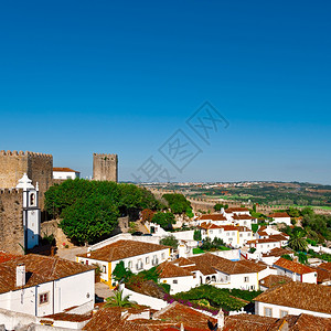 城堡窗口查看葡萄牙Obidos市历史中心背景