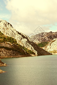 Cantabrian山峡谷底的河流背景图片