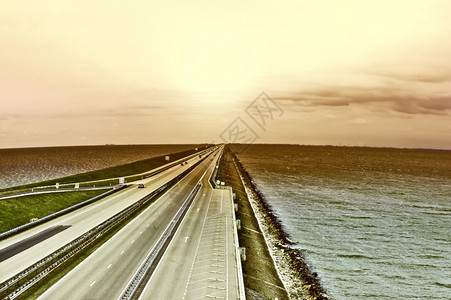 荷兰保护大坝现代公路日落图片