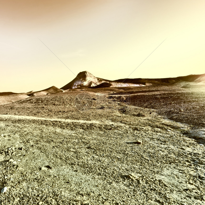 日落在以色列的石沙漠上图片