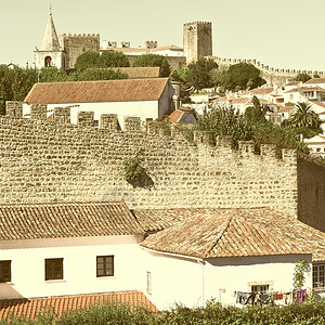城堡窗口浏览葡萄牙的上衣市历史中心背景