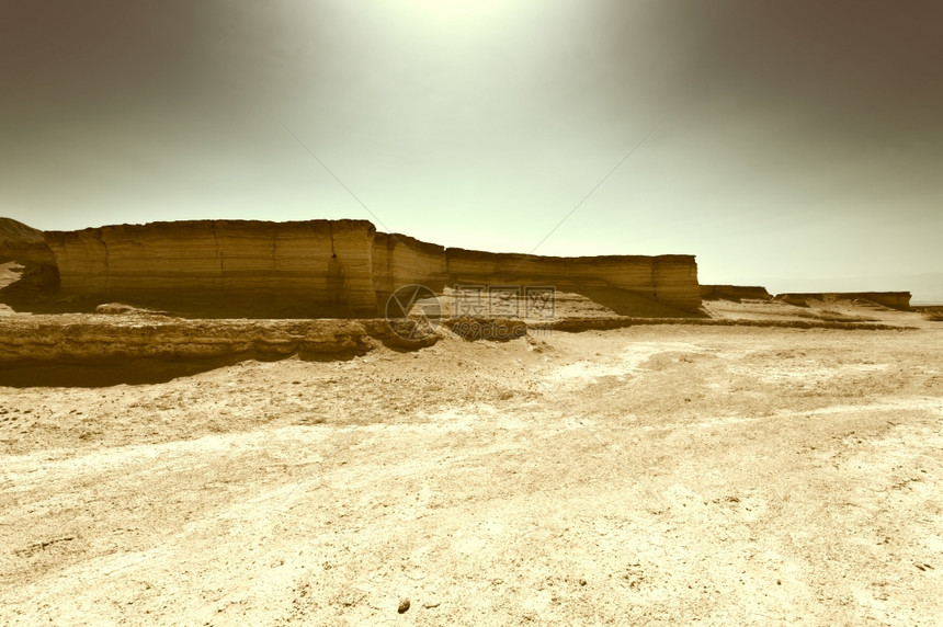 在中午犹太沙漠的峡谷图片