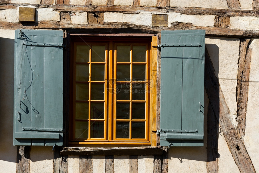 带有OpenWooden开木制总机的法国窗口图片