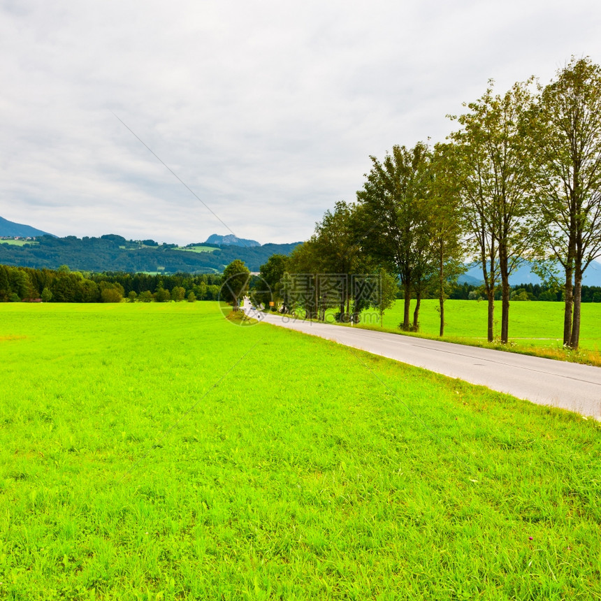 巴伐利亚南部山坡沿线的阿法特路图片