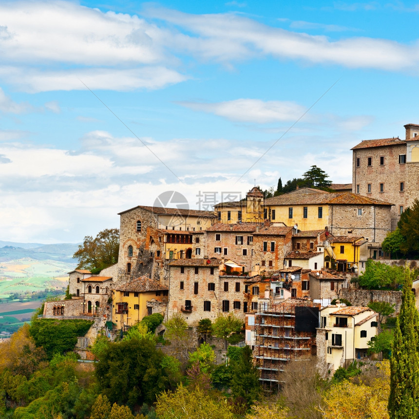 意大利Umbrian山谷上空的中世纪镇托迪图片