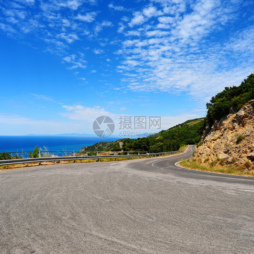 意大利海岸沿山丘的刮风路图片