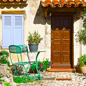 装饰着鲜花的法国房子门窗装饰图片