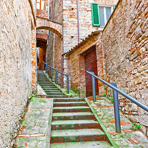 意大利中世纪市内狭街和旧楼梯图片