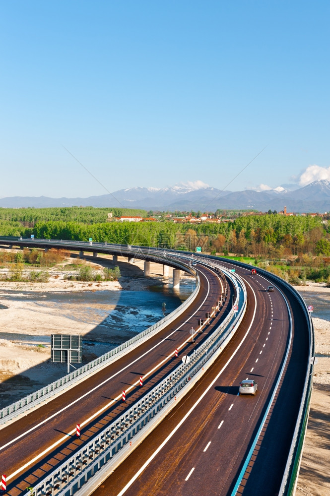 意大利雪峰阿尔卑斯山背景的皮埃蒙特现代高速公路图片