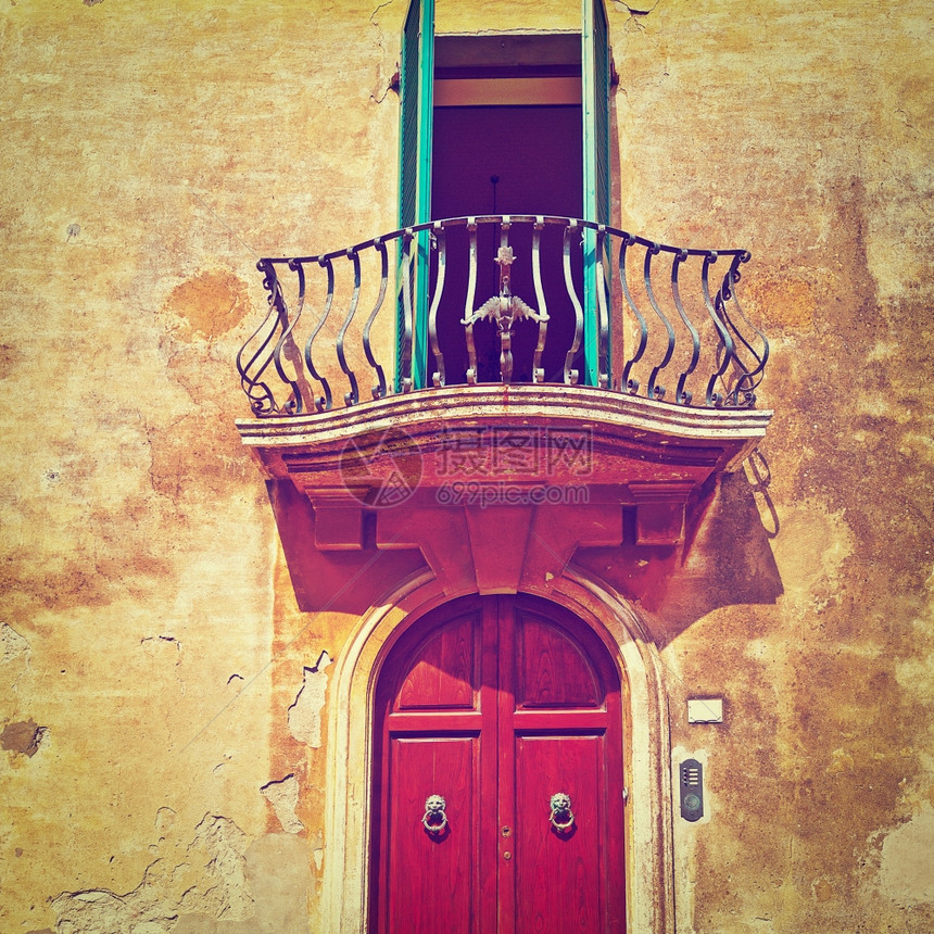 旧意大利屋面的巴尔科尼与破碎的粉末Instagram效应图片