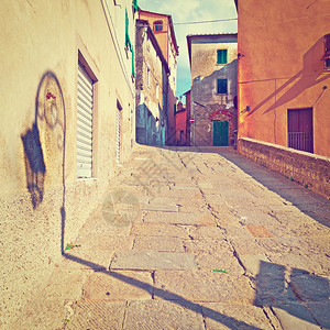 意大利普拉托市与旧楼的狭小街道Instagram效应图片