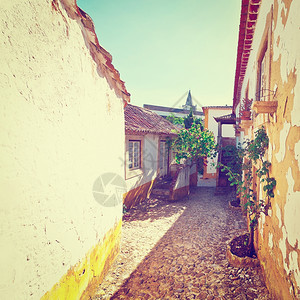 中世纪葡萄牙城市中狭小的街道图片