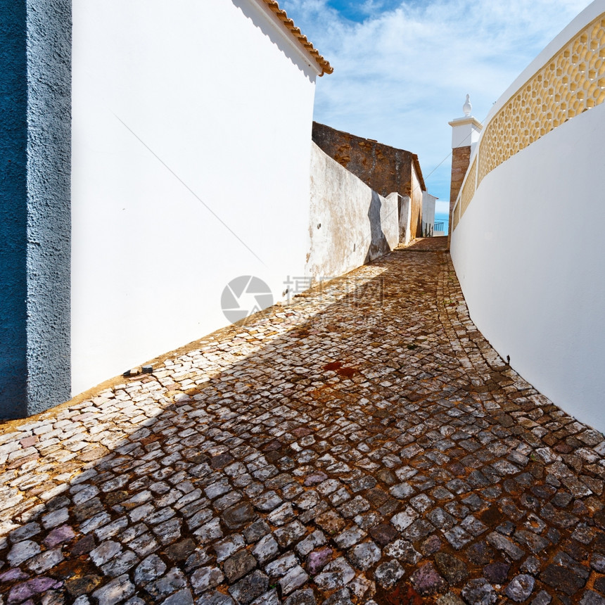 中世纪葡萄牙城市阿尔布费拉的狭小街图片