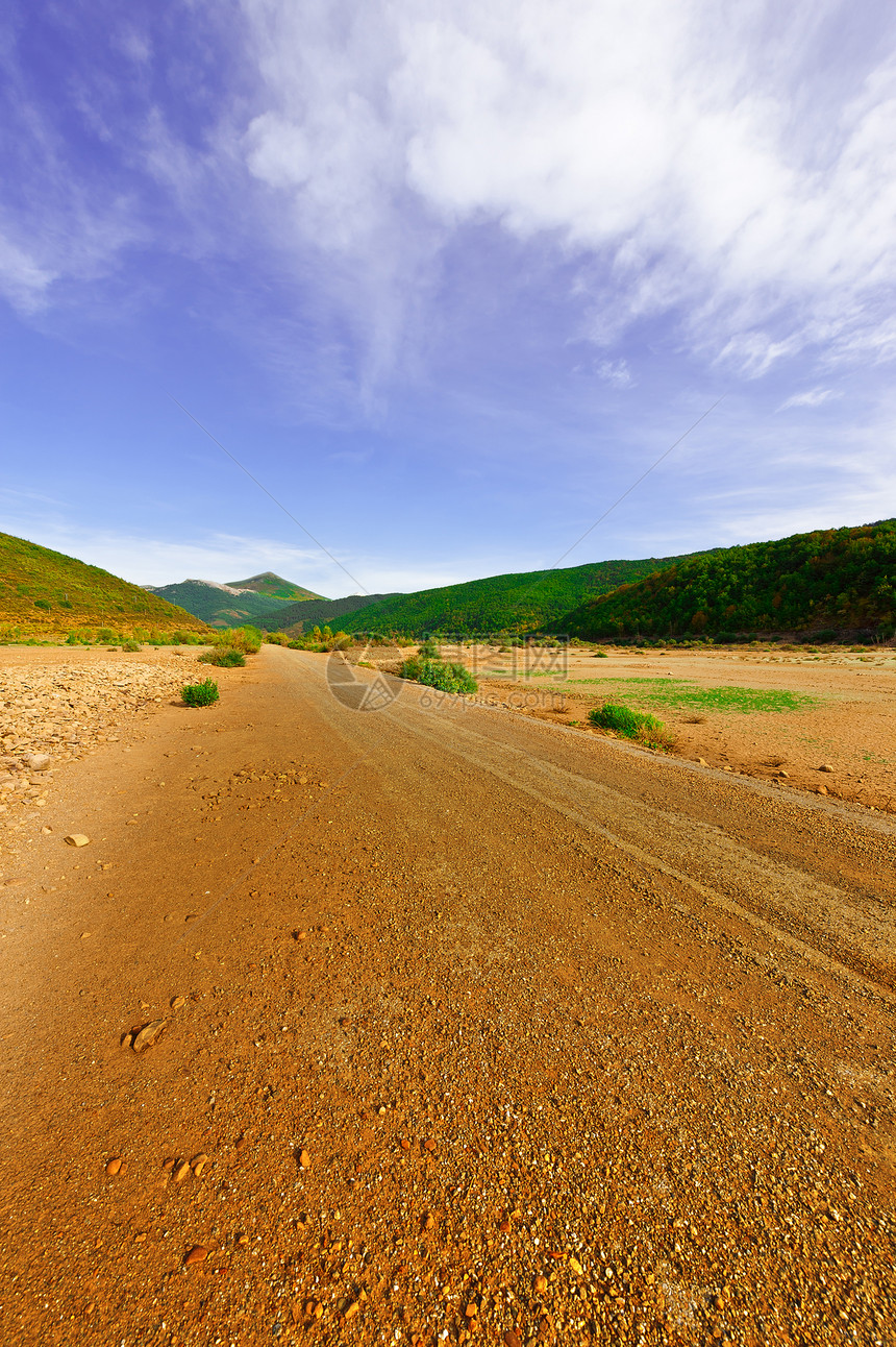 西班牙坎塔布里亚山谷的泥土路图片