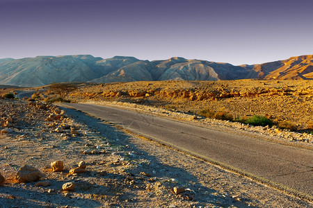 日落犹太山沙丘的米德路图片