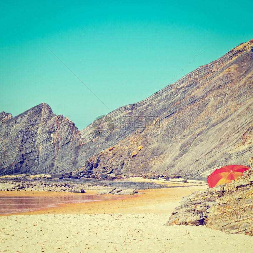 葡萄牙大西洋海滩上的橙状伞Instagram效应图片