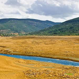 坎塔布里亚山峡谷底河图片