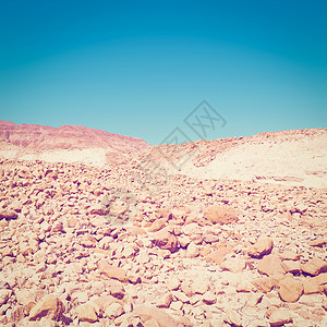 以色列内盖夫沙漠的石块散射Instagram效应图片