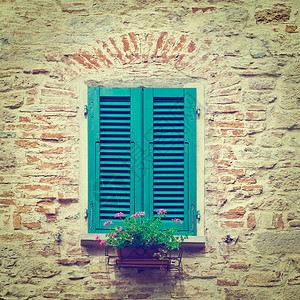 都市化意大利窗口装有封闭的木制航天器装饰用鲜花Instagram效应背景